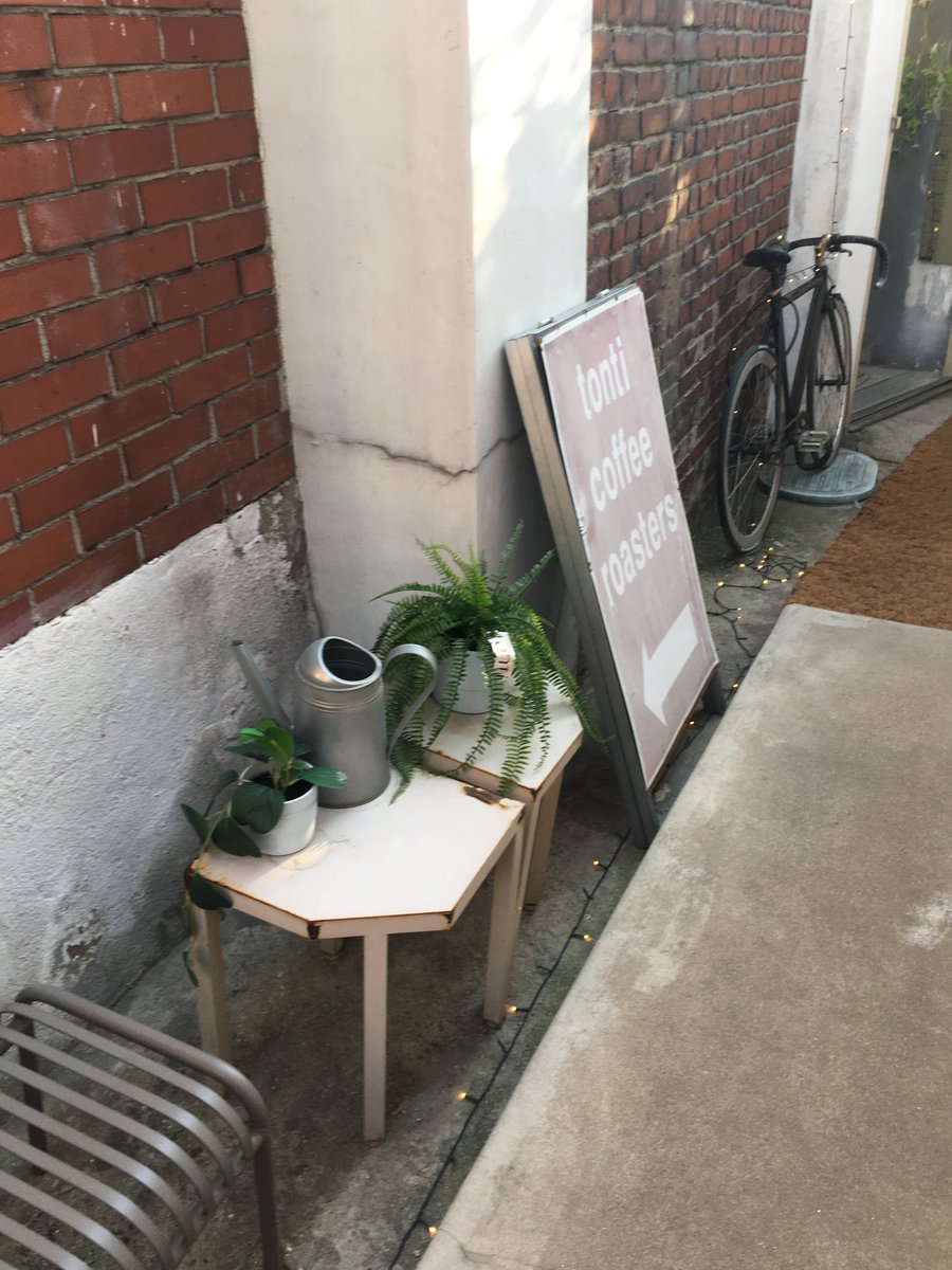 내가 조아하는 안국 루트..

국현미에서 전시 보고
도라보울에서 수프카레 먹구
걸으면서 꽃도보고
톤티커피가서 하이베어에 조지아 케이크

카페랑 식당이랑 둘다 사장님이 너무 친절하셔서 갈때마다 기분이 너무 좋아짐..☺️