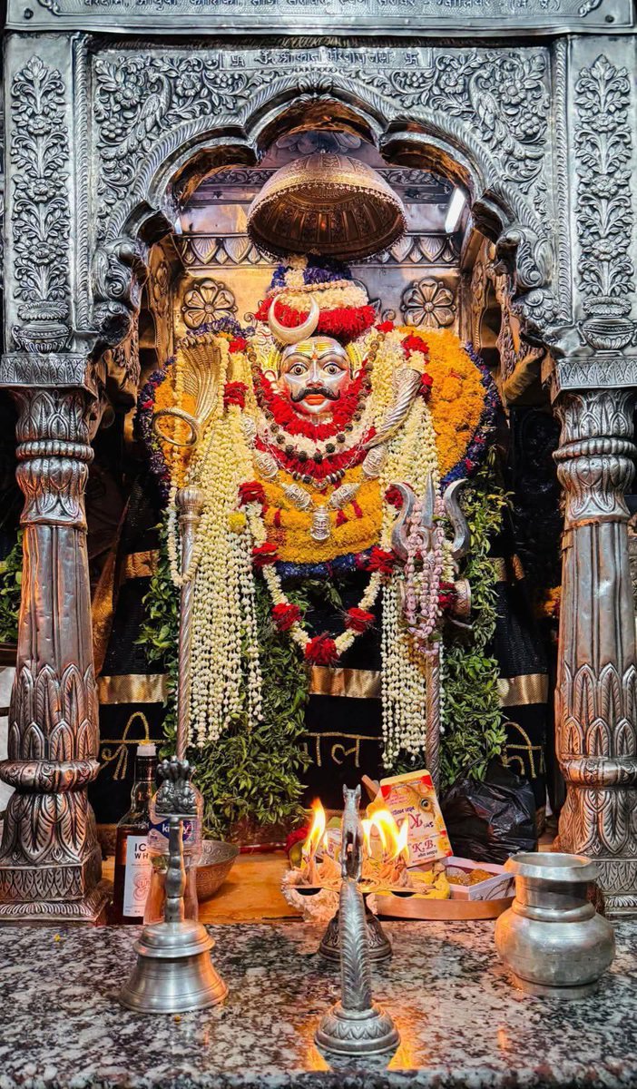 आज श्री काशी कोतवाल श्री काल भैरव का आरती शृंगार दर्शन।