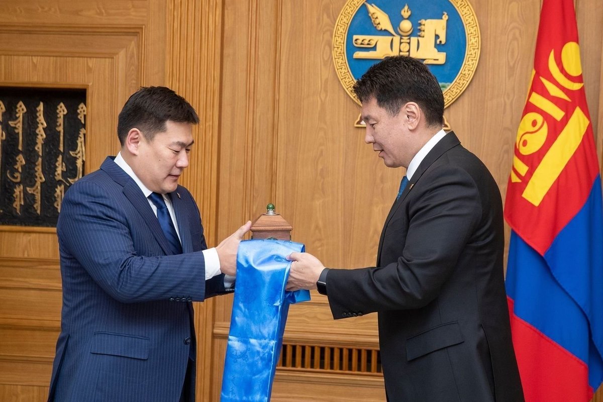 Маргааш Оюун-Эрдэнийн засаг огцорвол Ерөнхийлөгчийн засаг байгуулагдана, 6 сарын дараа унана дараагийн сонгууль хүртэл 2-3 засаг солигдоно Ванга шиг хэлье!!