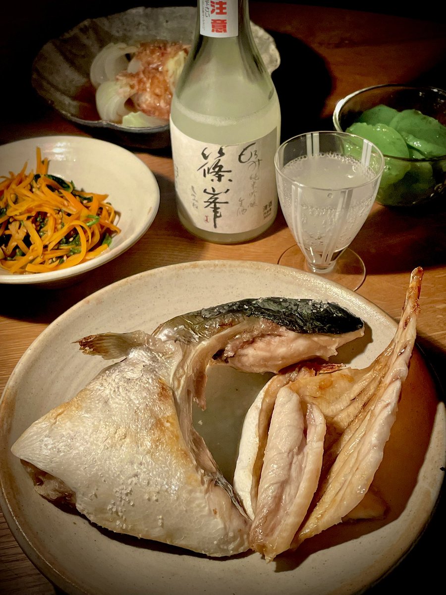 おうち二次会は
篠峯 純米吟醸 にごりざけ生原酒🍶

合わせるのは
ブリカマにニンジンしりしり

#晩酌 #おうちごはん #日本酒 #篠峯 
#料理好きな人と繋がりたい #純米吟醸 
#日本酒好きな人とつながりたい #ぶり