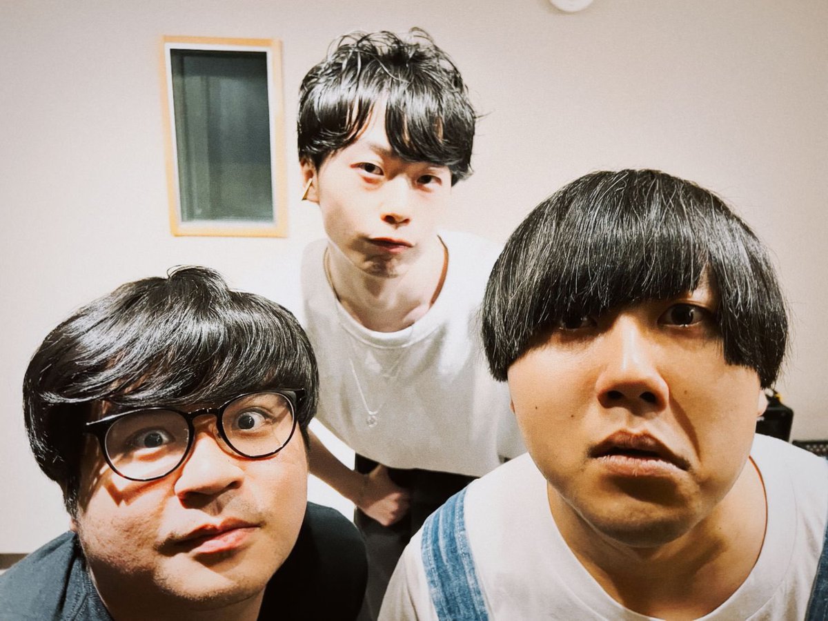 永井慎之介/ながいせんせ (@nagaisense) on Twitter photo 🚗 始動 💨
・SSW 駒音
・TripDays Vo&Gt さとうしょう
・私
という、
音楽と創造が好きなこと以外は
ルーツも担当パートも背格好も全部でこぼこなこの3人で、
\でこぼこドライブイン/
として色々やってみることになりました!
<a href="/DeKoBoKoDrivein/">でこぼこドライブイン</a>
次回は6/19(木)生配信!
早速オシラセも……? 🚗 始動 💨
・SSW 駒音
・TripDays Vo&Gt さとうしょう
・私
という、
音楽と創造が好きなこと以外は
ルーツも担当パートも背格好も全部でこぼこなこの3人で、
\でこぼこドライブイン/
として色々やってみることになりました!
<a href="/DeKoBoKoDrivein/">でこぼこドライブイン</a>
次回は6/19(木)生配信!
早速オシラセも……?