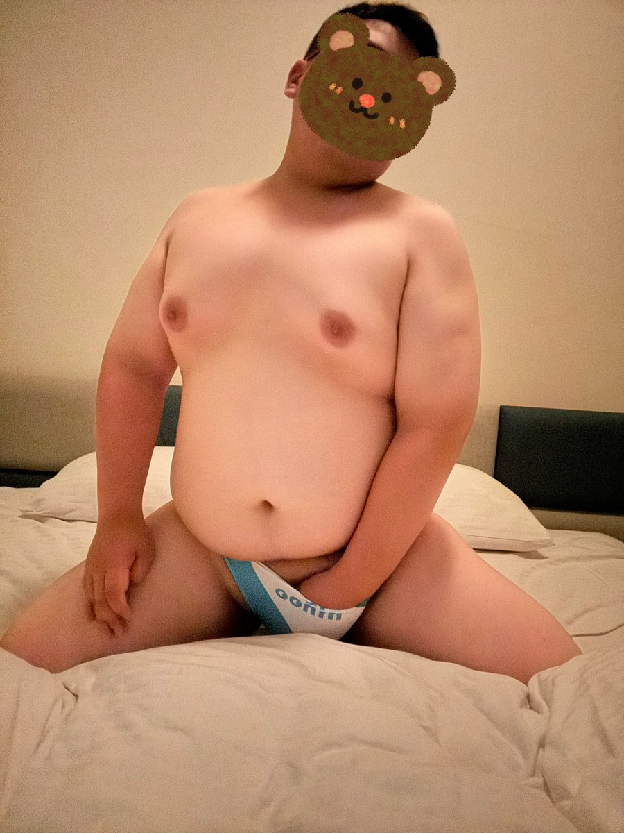 Suguru061231's tweet photo. 從忙碌的超商下班到家
拖著疲憊的身軀，到浴室盥洗完畢
躺回舒軟的床，滑開手機的訊息
「下班了嗎？有沒有累累？」

一則熟悉且溫暖的問候
我看著，輕輕一笑並敲著鍵盤
「累啊🥱好需要你的抱抱」

過了一些時間，房門打開了
我抬起頭，看向門的方向
原來是你…（下篇待續）

@ninoojp @robbiesexy2014 https://t.co/3fL4AyLU4k