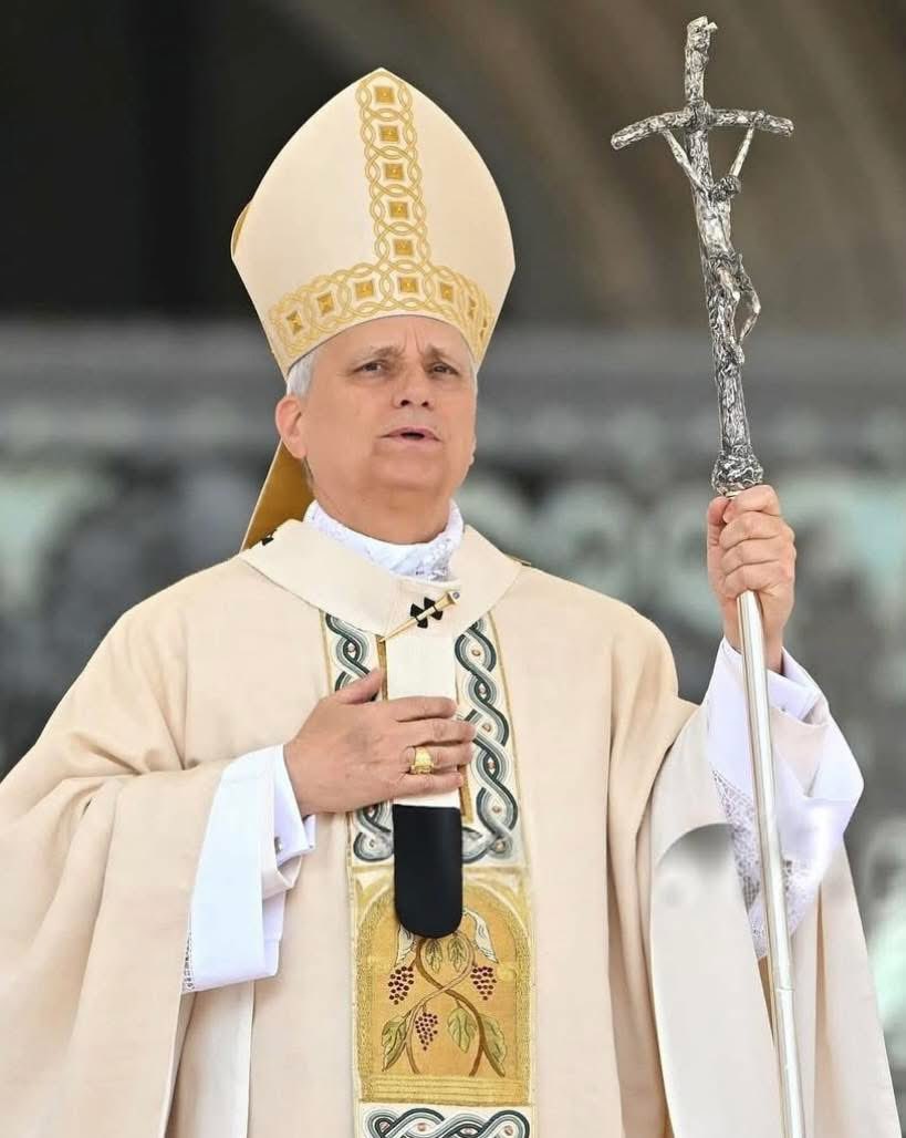 giuseppeluigi's tweet photo. @Pontifex_es defendió el matrimonio entre el hombre y la mujer: “Es el modelo del verdadero amor”. León XIV habló de uniones “santas” para superar “las fuerzas que destruyen relaciones y sociedades”, ante miles de familias en la Plaza San Pedro durante el  #giubileodellefamiglie https://t.co/6D9eVRxZmG