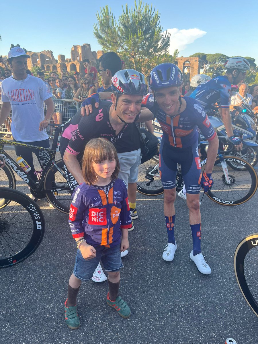 picnicpostnl's tweet photo. @giroditalia @romainbardet Finish line scenes 🥰 

#GirodItalia🇮🇹 https://t.co/YmOq3EOjlo