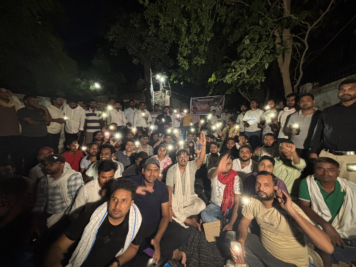 पंचायत सहायक यूनियन - उत्तर प्रदेश (@psunionup) on Twitter photo प्रयागराज की धरती पर डटे शिक्षक अभ्यर्थियों को सलाम! 🙏
समय है —
एकजुटता दिखाने का,
हक़ की आवाज़ बुलंद करने का
"एक स्वर, एक संकल्प — शिक्षक भर्ती अब हो स्पष्ट!
सभी छात्र और अभ्यर्थी मिलकर प्रयागराज के इन संघर्षशील योद्धाओं का साथ दें।
एकता में महाशक्ति होती है.✊
<a href="/RajatsinghAU/">रजत सिंह(प्रदेश अध्यक्ष)</a> प्रयागराज की धरती पर डटे शिक्षक अभ्यर्थियों को सलाम! 🙏
समय है —
एकजुटता दिखाने का,
हक़ की आवाज़ बुलंद करने का
"एक स्वर, एक संकल्प — शिक्षक भर्ती अब हो स्पष्ट!
सभी छात्र और अभ्यर्थी मिलकर प्रयागराज के इन संघर्षशील योद्धाओं का साथ दें।
एकता में महाशक्ति होती है.✊
<a href="/RajatsinghAU/">रजत सिंह(प्रदेश अध्यक्ष)</a>