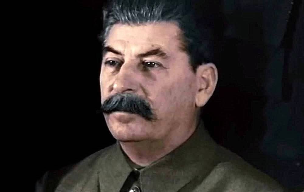 «Sobre mi tumba tirarán montañas de basura; el viento de la historia las borrará inexorablemente». 

Viva Iósif Stalin.