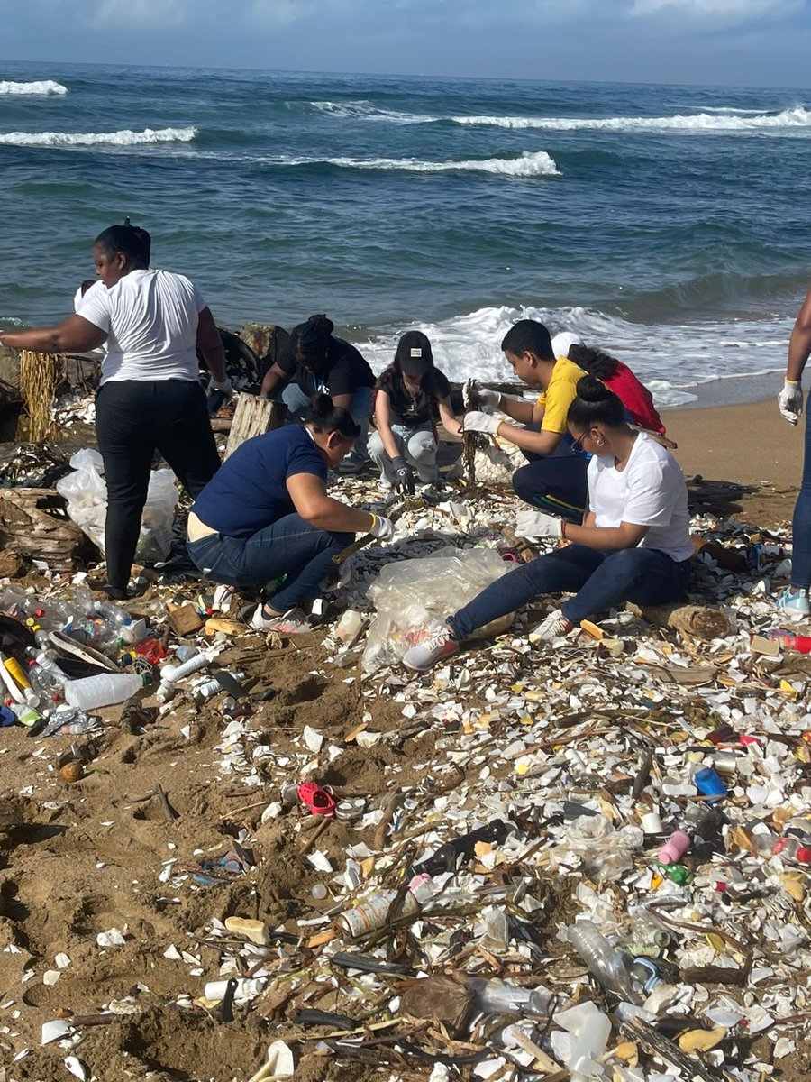 TomasCeara's tweet photo. Podemos hacer la diferencia. Rescatemos nuestras playas, reciclando el plástico y otros desechos. #limpiezadeplayas #reciclaje #guibia #fundacionvidaazul https://t.co/YzDr41KmiH