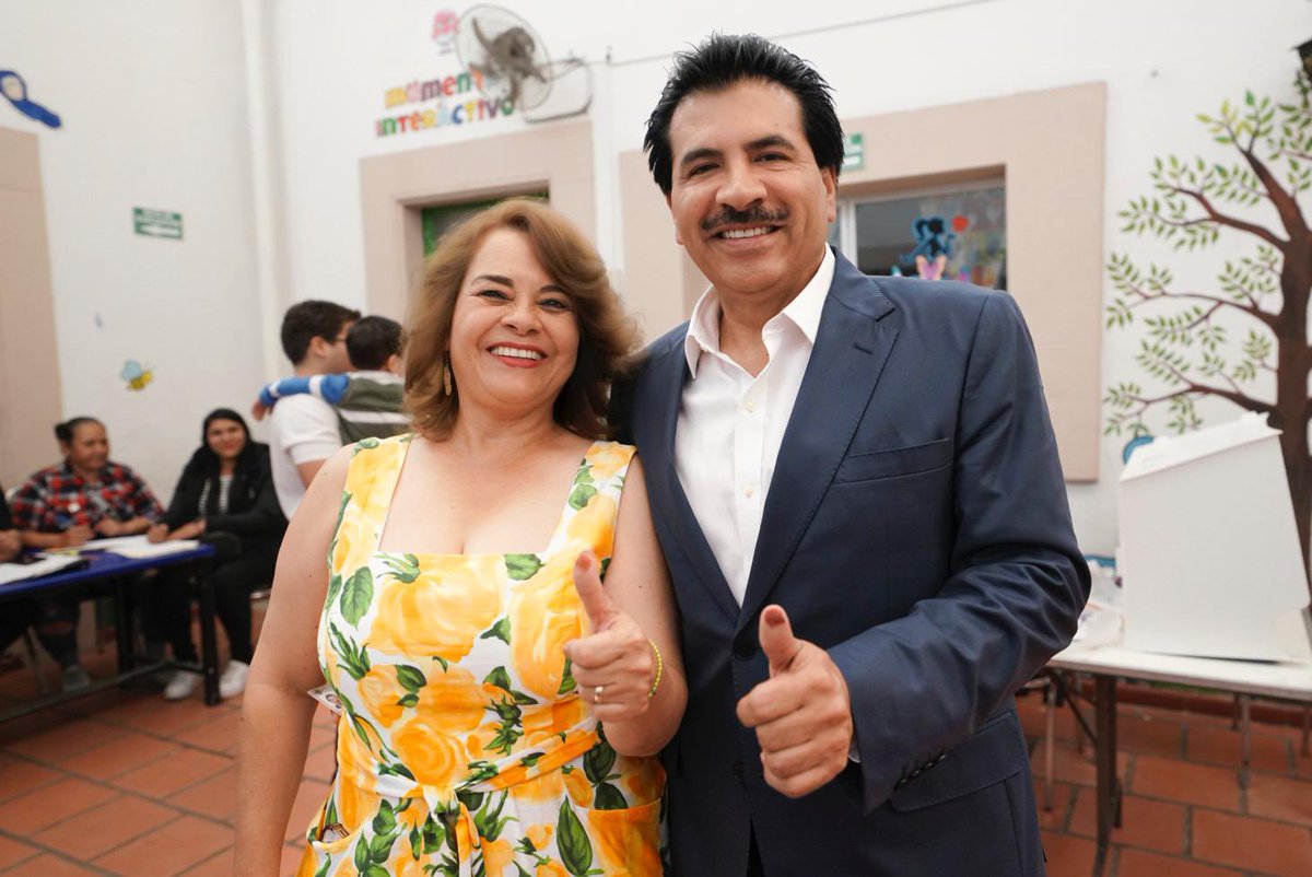 DrRamonEnriquez's tweet photo. Con mucha alegría salimos esta mañana a votar en familia. 

Invito a todas y a todos a ejercer su voto en libertad, con determinación y valentía.

¡Es el momento de los ciudadanos! https://t.co/TVy5X60G04