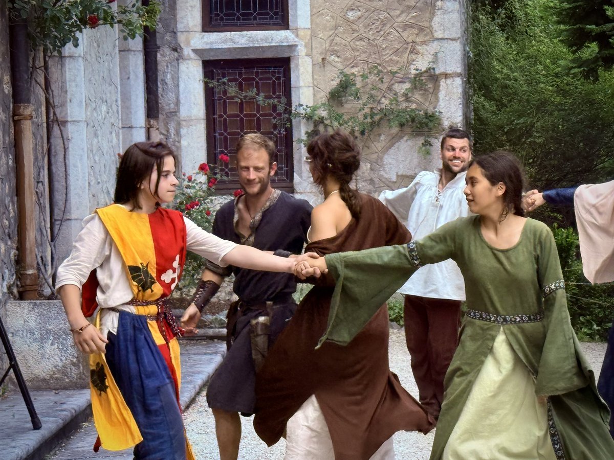 Достижение разблокировано: танцевал исторические танцы с французскими реконструкторами в настоящем французском замке.
Они тут в основном по шапелуазу и бранлям. Схемы другие, но элементы те же, так что я быстро встроился.
Всё, пора шить прикид!