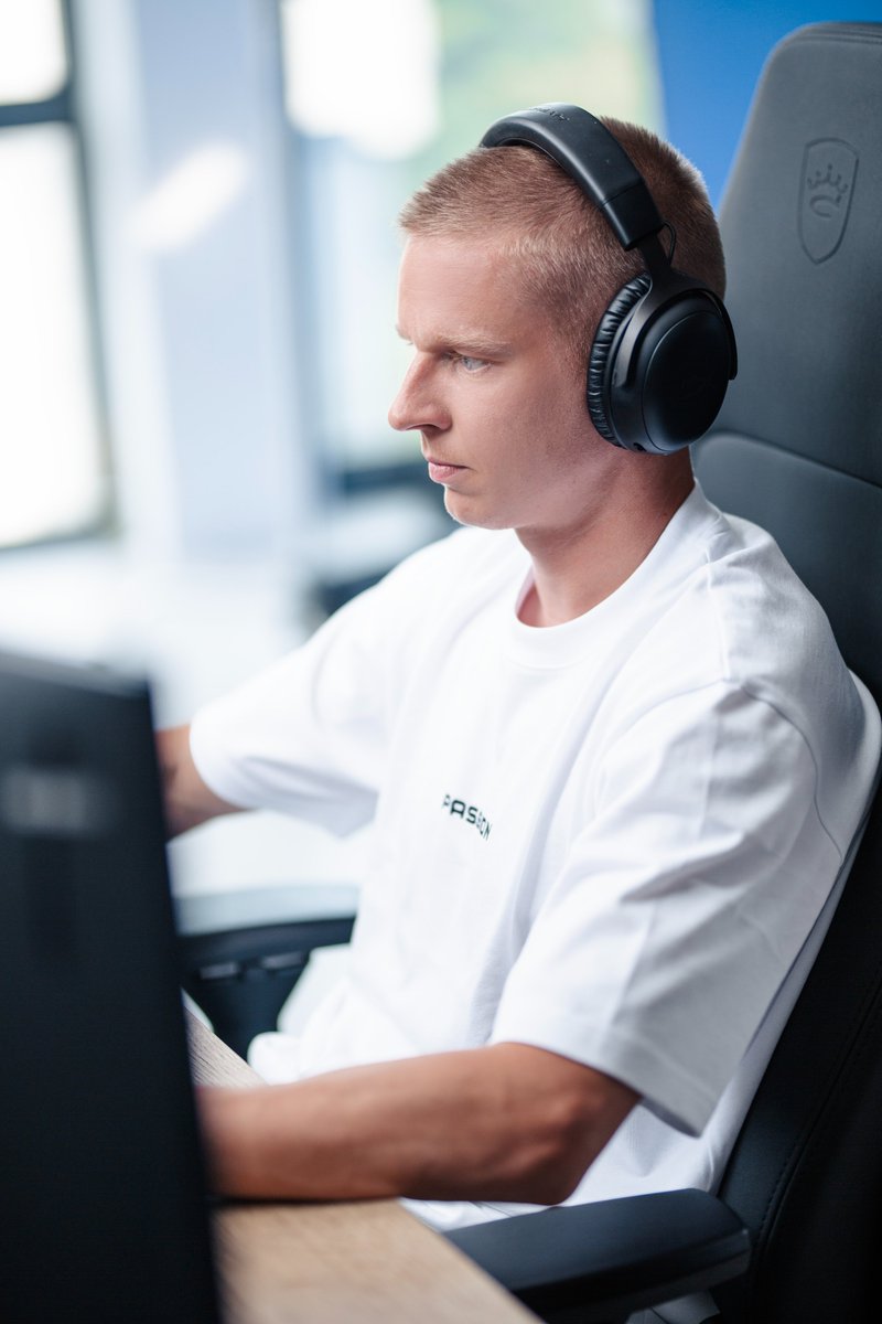 Oleksandr Zinchenko, co-owner of <a href="/PassionuaGG/">PassionUA.gg</a> and <a href="/Arsenal/">Arsenal</a> player, is here! Welcome to the biosssphere gaming facility, boss!