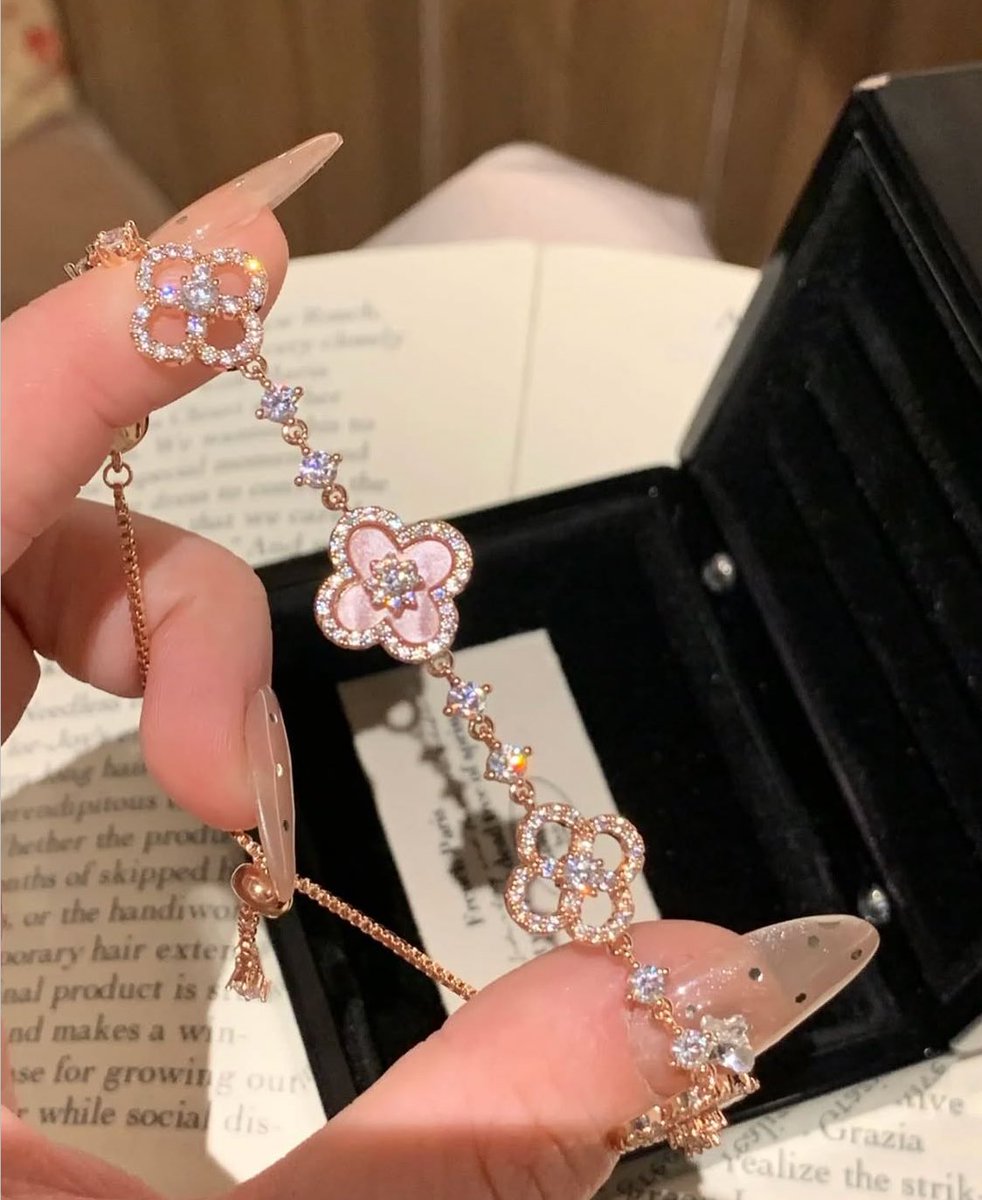 Thiis bracelet