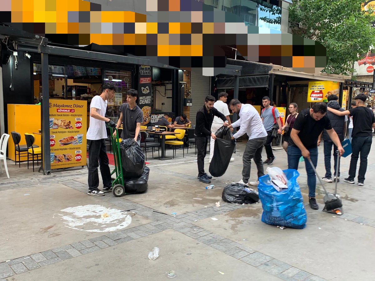 izmirgibiyiz's tweet photo. Grevin dördüncü gününde Alsancak esnafı, belediye işçilerinin grevine tepki olarak çöpleri kendi topladı.
