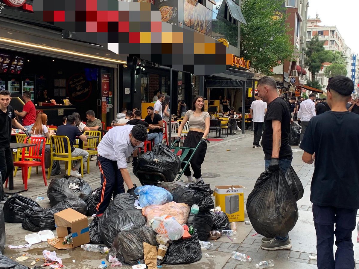 izmirgibiyiz's tweet photo. Grevin dördüncü gününde Alsancak esnafı, belediye işçilerinin grevine tepki olarak çöpleri kendi topladı.