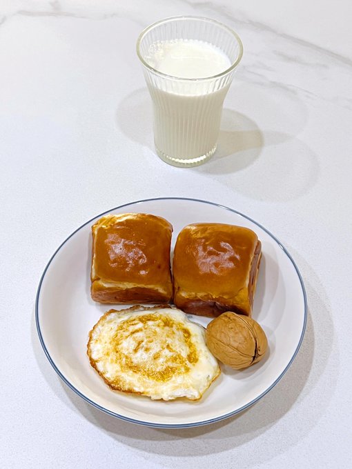 新鮮な果物、ふわふわのパン、濃厚なコーヒーが、朝の一瞬一瞬を癒してくれます。このシンプルな幸せを享受します!