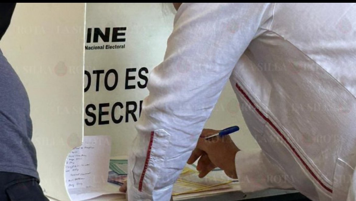 Y si, salió de su cloaca para votar en la #ElecciónJudicial el ladrón de AMLO, obvio con acordeón en mano porque ni él sabía cómo votar. 
#NarcoExPresidenteAMLO 
#UrnasVacías