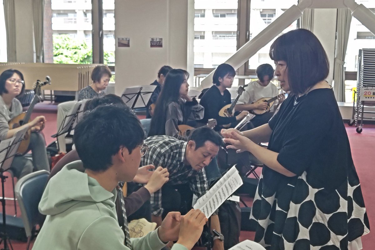 mogmeg_mandolin's tweet photo. 【桝川千明さん　マンドリン講習会
　　　　　　　楽しく終了しました🎶】

ピックのしならせ方や右手のピッキングや左手のポジションなどを教えていただき、「クロス・セクション2」をレクチャーしていただきました。
皆さんとっても上手❗と褒めてもらえました😆 https://t.co/XRoX7wMTQH