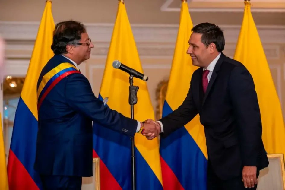 Rincon001A's tweet photo. Me ayudan a recordarle a la gente de Centro que Mauricio Lizcano es Petrista 

Gracias 🫂 https://t.co/P9KGa9T9vo
