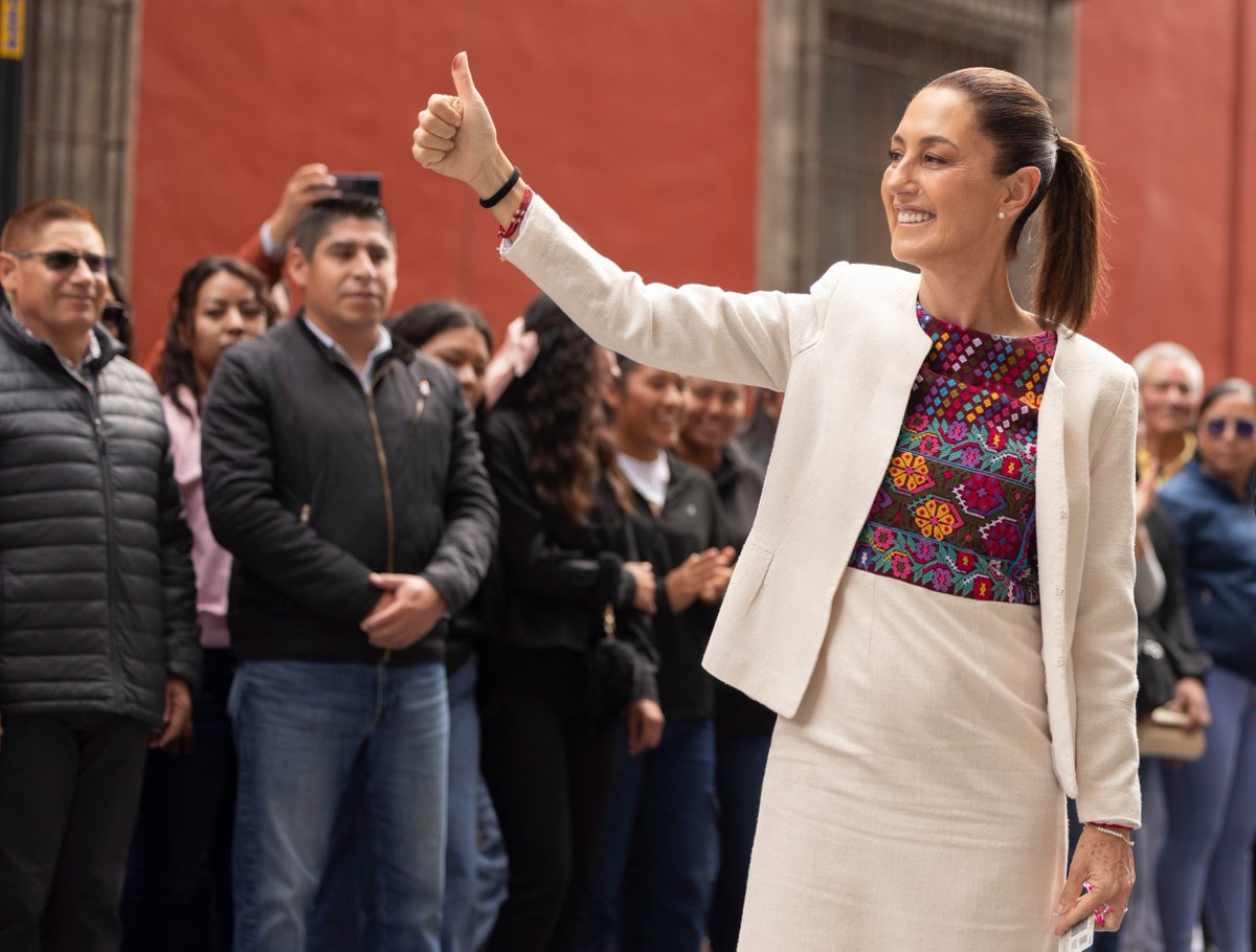 Gobierno de México (@gobiernomx) on Twitter photo En la Ciudad de México, la presidenta <a href="/Claudiashein/">Claudia Sheinbaum Pardo</a> emite su voto en la primera elección del Poder Judicial.
“¡Que viva la democracia!” En la Ciudad de México, la presidenta <a href="/Claudiashein/">Claudia Sheinbaum Pardo</a> emite su voto en la primera elección del Poder Judicial.
“¡Que viva la democracia!”