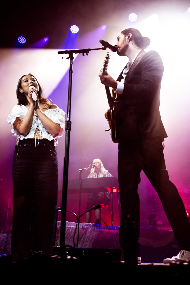 Hozier's tweet photo. Thank you São Paulo and to the incredible @laufey for joining me while our paths crossed! Such a pleasure to see you again and to sing together  🖤

📸 @ruthlessimagery https://t.co/otaGV8wrAz