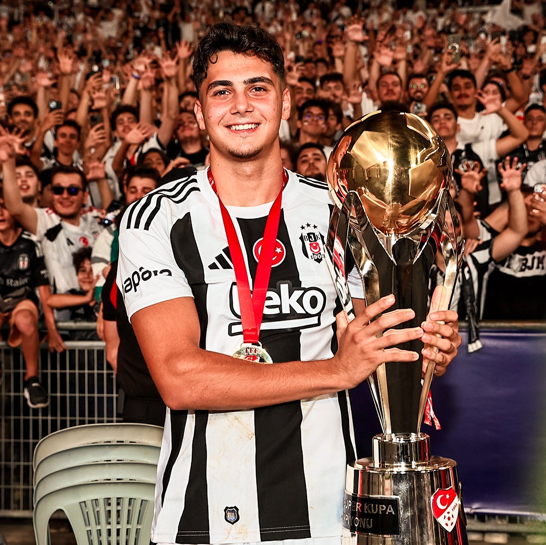 Sezonun son maçı da olsa attığı goller Beşiktaş için değil kendi gelişimi ,özguveni için daha önemli 

İnşallah ilerde büyük futbolcu olacaksın Mustafa Erhan Hekimoğlu