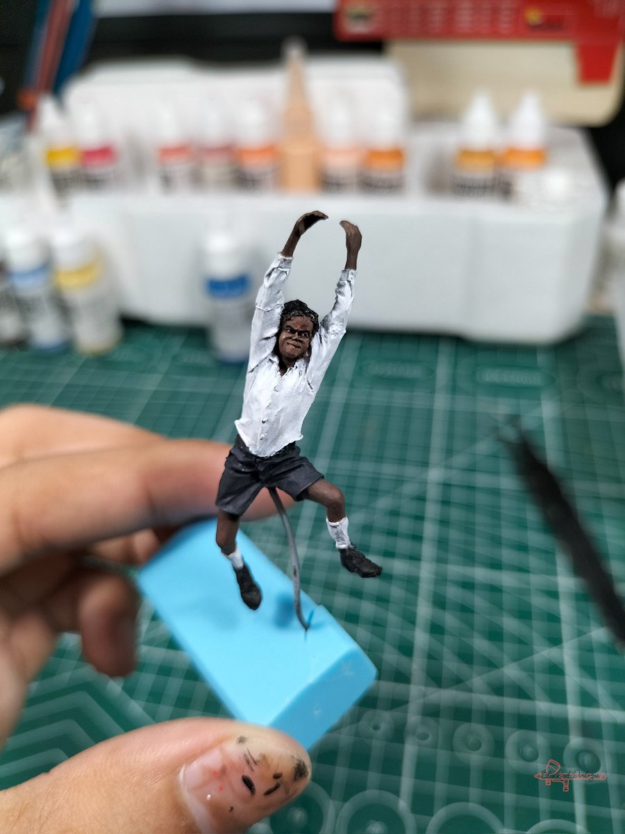 1/35 scale figure of a Malaysian Indian boy wearing a school uniform from the 1970s or 1980s.

#BlurRedDialogue #🇲🇾 #miniature #diorama #scalemodel #acrylicpainting #modelismo #ジオラマ #スケールモデル #ミニチュア #hobby #figurepainting