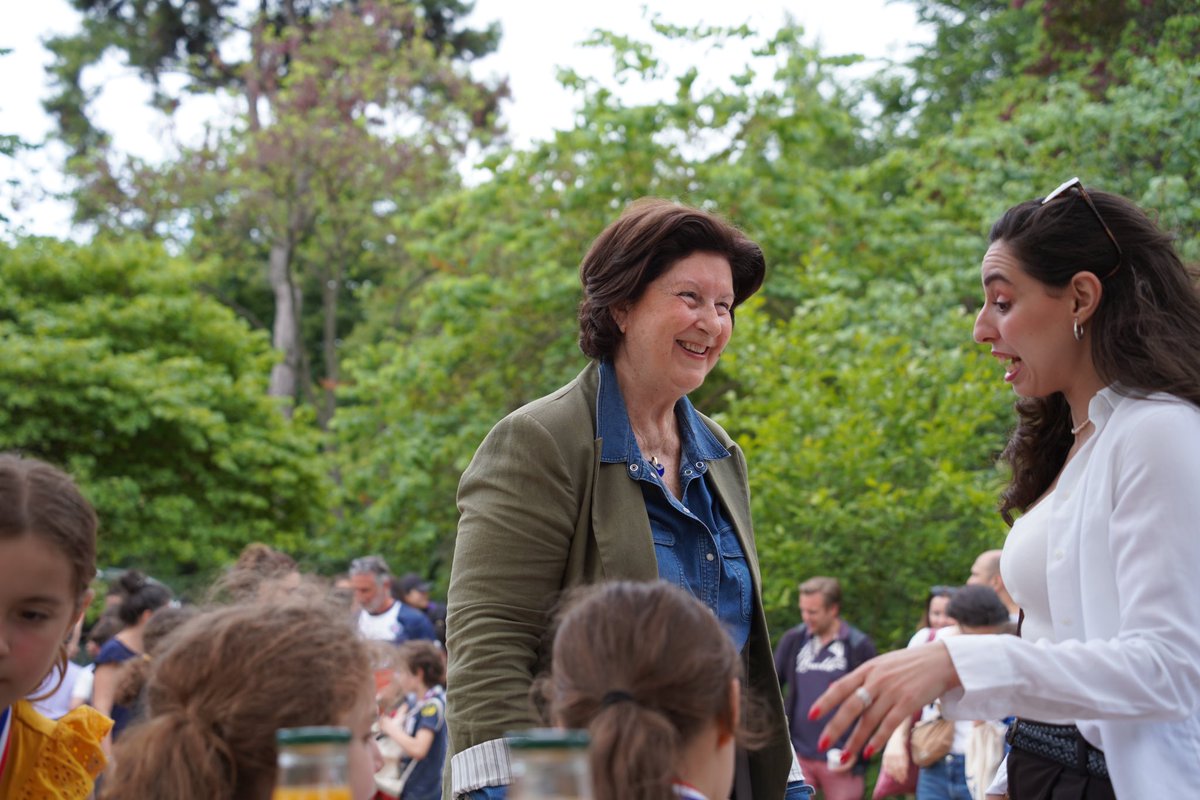 "Pourquoi harceler quand on peut aider". Ce matin au Jardin des Plantes, les élèves de CM1 et de CM2 de l’arrondissement courraient avec des dossards portant ce message contre le harcèlement. Une belle initiative de notre Conseil municipal des enfants.