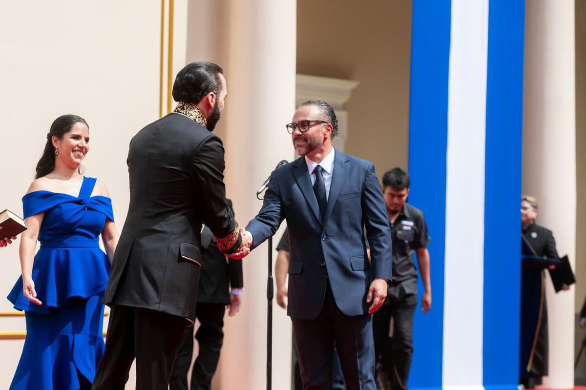 Ernesto Castro (@ecastroes) on Twitter photo Hace un año, El Salvador vivió un momento histórico: el inicio del segundo mandato del Presidente <a href="/nayibbukele/">Nayib Bukele</a>.
La voluntad de un pueblo! Y así se hizo historia, una vez más.
Con gratitud y fe, desde la <a href="/AsambleaSV/">Asamblea Legislativa 🇸🇻</a> seguiremos acompañando este camino de transformaciones. 🇸🇻🙏 Hace un año, El Salvador vivió un momento histórico: el inicio del segundo mandato del Presidente <a href="/nayibbukele/">Nayib Bukele</a>.
La voluntad de un pueblo! Y así se hizo historia, una vez más.
Con gratitud y fe, desde la <a href="/AsambleaSV/">Asamblea Legislativa 🇸🇻</a> seguiremos acompañando este camino de transformaciones. 🇸🇻🙏
