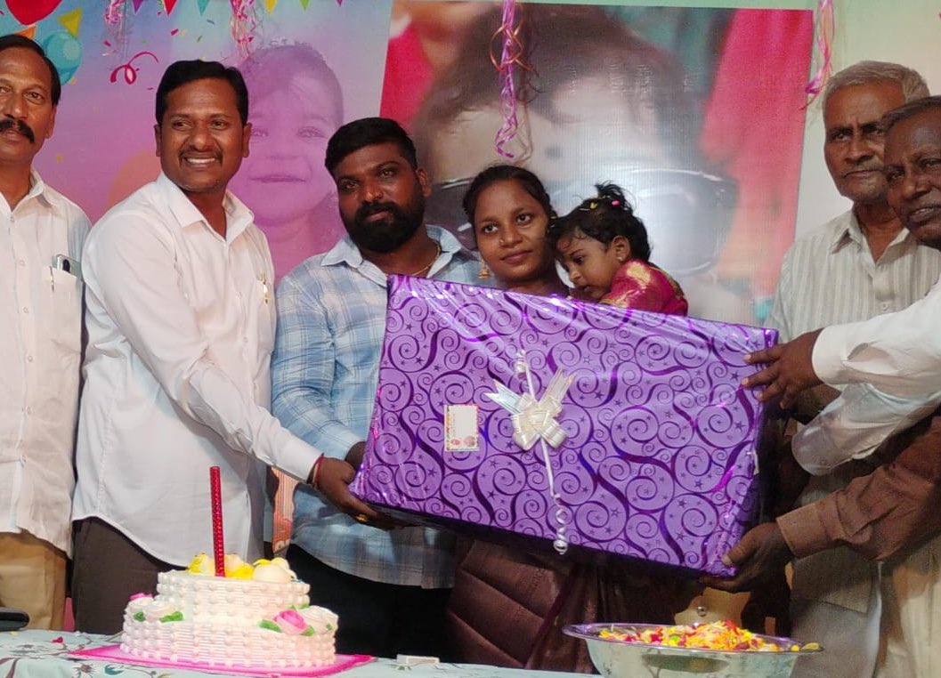 daddalanarayana's tweet photo. కనిగిరి పట్టణంలో 12వ వార్డులో @YSRCParty నాయకులు చింతగుంట్ల రవి గారి కుమార్తే మొదటి పుట్టినరోజు వేడుకల్లో పాల్గొని చిన్నారిని ఆశీర్వదించి, జన్మదిన శుభాకాంక్షలు తెలియజేయడం జరిగింది.
@ysjagan
#DaddalaNarayanaYadav
#YSRCPIncharge
#TeamDaddala
#YSRCPSocialMediaKanigiri https://t.co/yFMzJ2LYTX