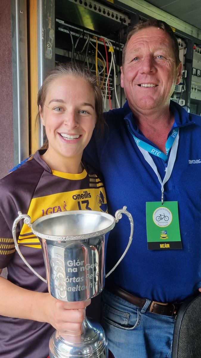 RnaG Spórt (@sportrnag) on Twitter photo Comhghairdeachas le mná Naomh Anna, Seaimpíní Idirmhéanach na mBan ag <a href="/CPnaGaeltachta/">Comórtas Peile na Gaeltachta</a> 🏆 #CPnaG25
<a href="/NaomhAnna/">CP Naomh Anna</a> 0-7
<a href="/GaeilFhanadaClg/">Gaeil Fhánada CLG</a> 0-6
Bhí Ríona Ní Fhlatharta agus an Corn sa Ródaí agus í ag ceiliúradh le Josie Ó Cualáin agus Séamus Ó Márta Comhghairdeachas le mná Naomh Anna, Seaimpíní Idirmhéanach na mBan ag <a href="/CPnaGaeltachta/">Comórtas Peile na Gaeltachta</a> 🏆 #CPnaG25
<a href="/NaomhAnna/">CP Naomh Anna</a> 0-7
<a href="/GaeilFhanadaClg/">Gaeil Fhánada CLG</a> 0-6
Bhí Ríona Ní Fhlatharta agus an Corn sa Ródaí agus í ag ceiliúradh le Josie Ó Cualáin agus Séamus Ó Márta