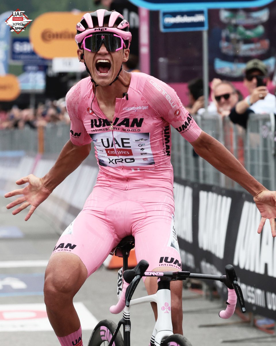 TeamEmiratesUAE's tweet photo. That’s not to forget everything else that @ISAACDELTOROx1 has achieved along the way:

The youngest rider in history to spend 11 days in the Maglia Rosa 👚

The first Mexican Grand Tour stage winner in 23 years 🥇

Five more stage podiums to boot 💪🏻

Torito, you have been a joy to watch. #WeAreUAE #GirodItalia 🇮🇹