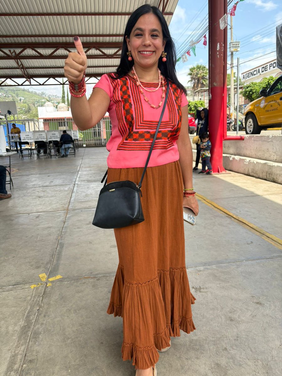 Acompañada de mi abuelita, cumplí con mi deber ciudadano ejerciendo mi derecho al voto en esta elección histórica.