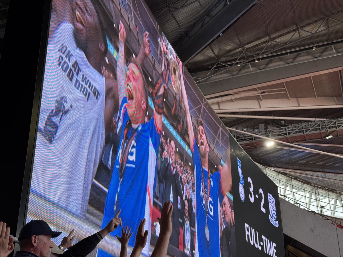 OliverBall31's tweet photo. Oldham Athletic 3 - 2 Southend United AET

A trip down to Wembley in the Oldham end to watch the NL play off final! A cracking end to the game with Oldham promoted to back where they should be and it resulted in seeing Conlon and Pett lifting a play off trophy once again!🏆 https://t.co/J2kFLWd1Sp
