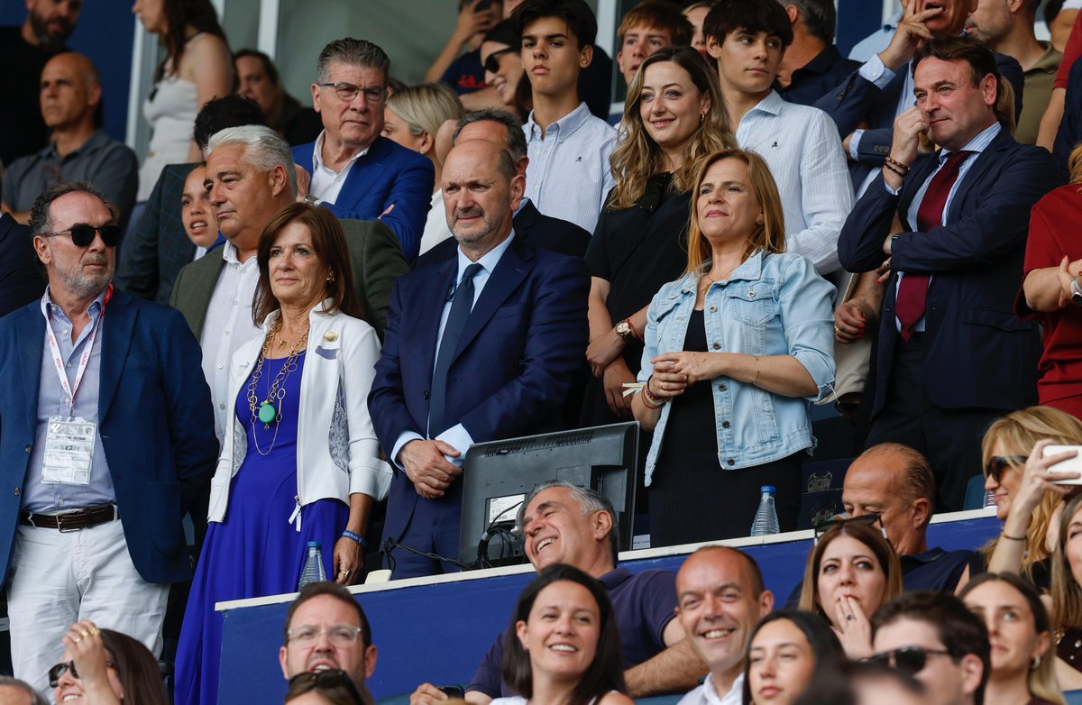 RFEF (@rfef) on Twitter photo 📸 El presidente de la <a href="/rfef/">RFEF</a> asiste al encuentro entre el <a href="/LevanteUD/">Levante UD</a> y la <a href="/SDEibar/">SD Eibar</a> en el estadio Ciutat de València.
🏆 Si consigue puntuar al término de la jornada, Rafael Louzán entregará el trofeo de campeones de Segunda División (<a href="/LaLiga2/">LALIGA HYPERMOTION</a>) al conjunto local, único de la 📸 El presidente de la <a href="/rfef/">RFEF</a> asiste al encuentro entre el <a href="/LevanteUD/">Levante UD</a> y la <a href="/SDEibar/">SD Eibar</a> en el estadio Ciutat de València.
🏆 Si consigue puntuar al término de la jornada, Rafael Louzán entregará el trofeo de campeones de Segunda División (<a href="/LaLiga2/">LALIGA HYPERMOTION</a>) al conjunto local, único de la