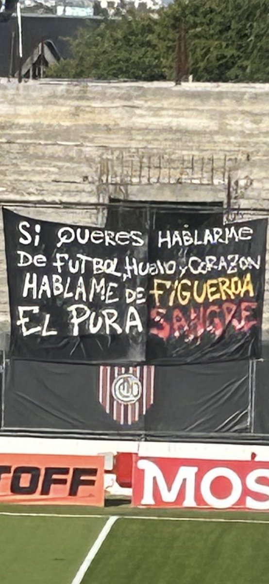 La bandera de los hinchas de Chaca para Víctor Figueroa que la sigue rompiendo a los 41.
