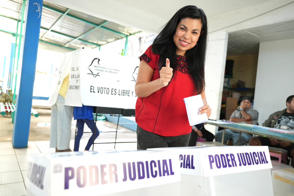 EspejoDelPoder_'s tweet photo. Ana María Ibarra emite su voto y destaca el valor de la participación ciudadana https://t.co/TMc2N4eJUW vía @EspejoDelPoder_ @anamariaibarrao https://t.co/SGFxlTPvTd