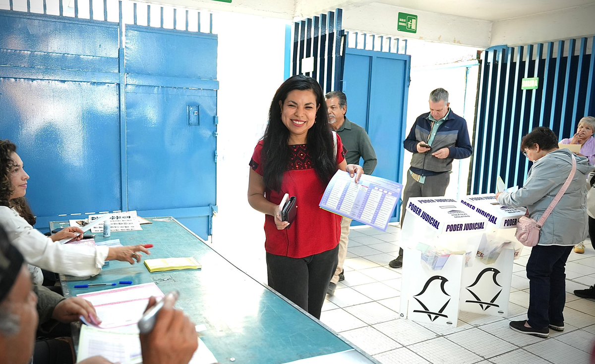 EspejoDelPoder_'s tweet photo. Ana María Ibarra emite su voto y destaca el valor de la participación ciudadana https://t.co/TMc2N4eJUW vía @EspejoDelPoder_ @anamariaibarrao https://t.co/SGFxlTPvTd