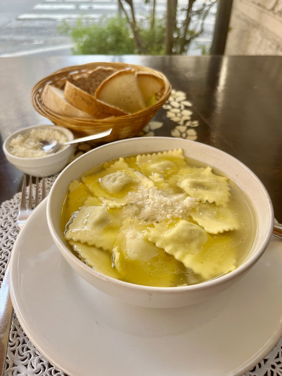 First thing I did after arriving in
Milan: sat myself down and ordered some agnolotti in brodo. Heaven!