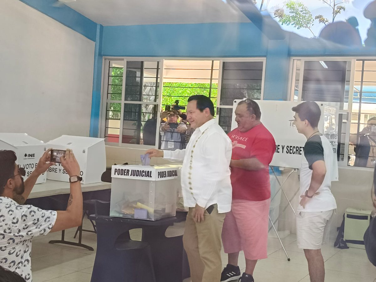 El Gobernador <a href="/huachodiazmena/">Joaquín Díaz Mena</a> acudió a emitir su voto en la casilla de la secundaria Plantel Azteca. Señaló que previamente se informó sobre los candidatos para agilizar el proceso.