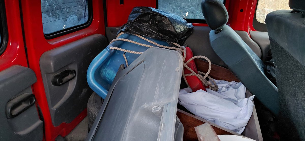 خبر غير مهم في زمن الدولة...
محمد سرور استهدفته مسيرة في طريق عودته من بلدته #عيتا_الشعب.ستزعم #إسرائيل أنها قضت على عسكري وسيبرر لها جريمتها بعض شركائنا في الدولة.
بالصور أدناه
ترك الأب في الرابيد أرجوحة لأطفاله من منزله المدمر وربطة خبز وطنجرة... وكثير من الخيبة على ما كان وطنا