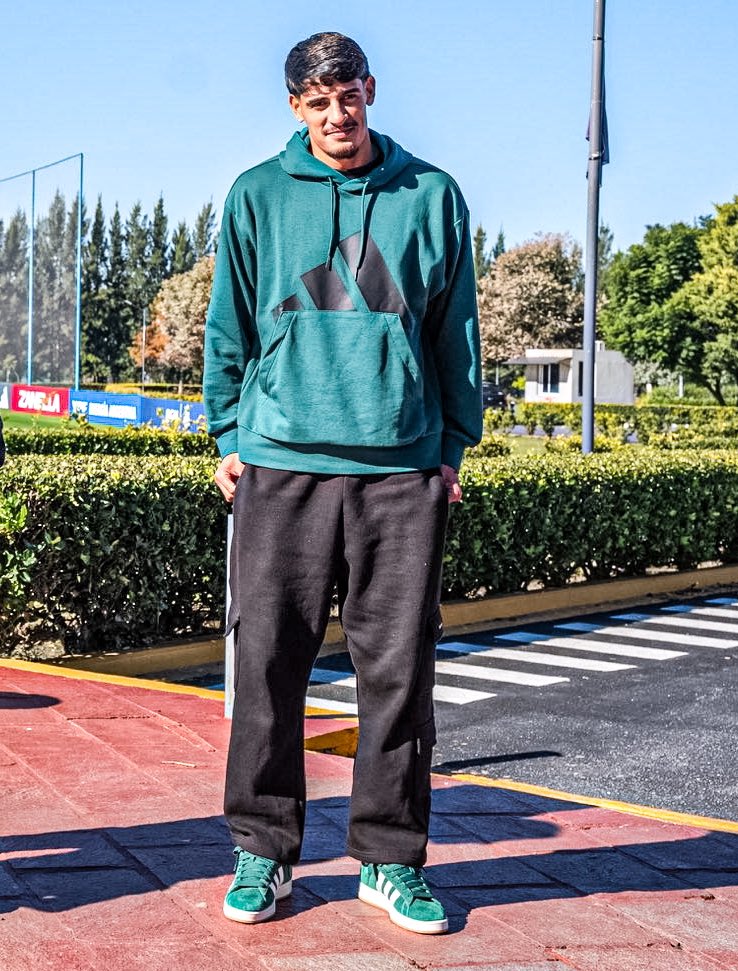 🏴‍☠️✅ MARIANO TROILO, defensor central de Belgrano, ya está en el Predio Lionel Andrés Messi para su PRIMER ENTRENAMIENTO con la Selección Argentina.