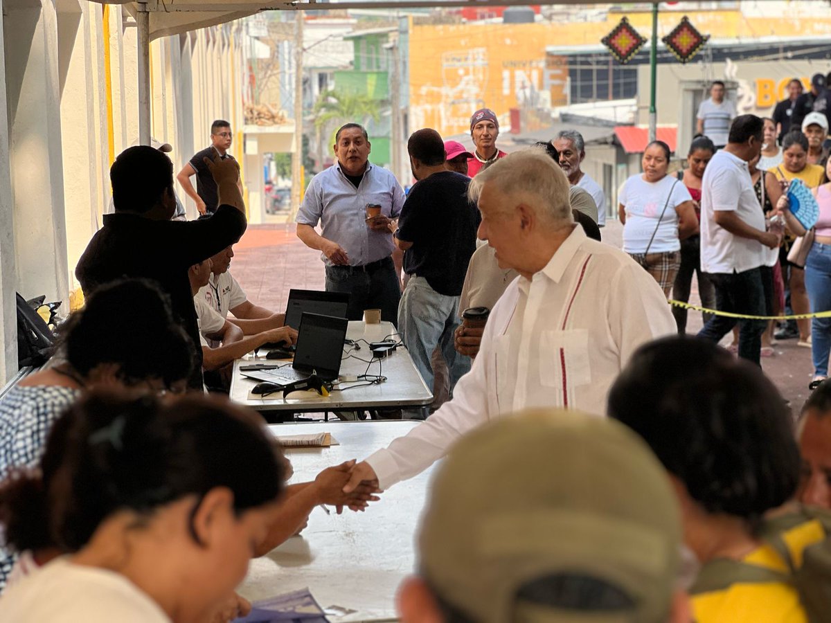 Excelsior's tweet photo. En una casilla especial, así fue la reaparición del ex presidente Andrés Manuel López Obrador en #Chiapas.

Tras casi ocho meses de estar alejado de los medios, López Obrador, a quien se le atribuye la reforma judicial y la elección de jueces por el pueblo, se sumó a la jornada histórica.
Fotos e información: Cristo Ramírez
#ElecciónJudicial #ExcélsiorDigital