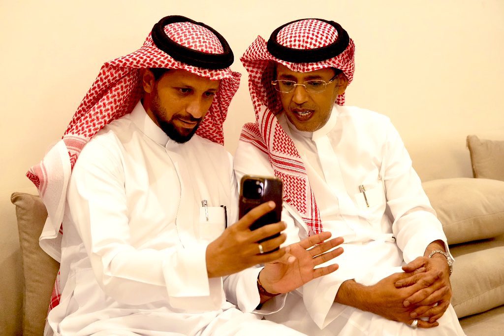 #مرحبا_بعودتك_عبدالعزيز_بغلف
<a href="/AzizbagBag/">عبدالعزيز أحمد بغلف🇸🇦</a>
بكل الحب والبهجة وفي مساحة مُفعمة بالسعادة والفرح
حيث إجتمعت القلوب الصادقة على الخير والأنس وبحضور الغالي محبوب الجميع الأستاذ #عبدالعزيز_أحمد_بغلف
الذي أضفى على هذه المساحة المُتواضعة لمسة من الجمال

لأنه عزيز وغالي على قلوبنا وشوفته