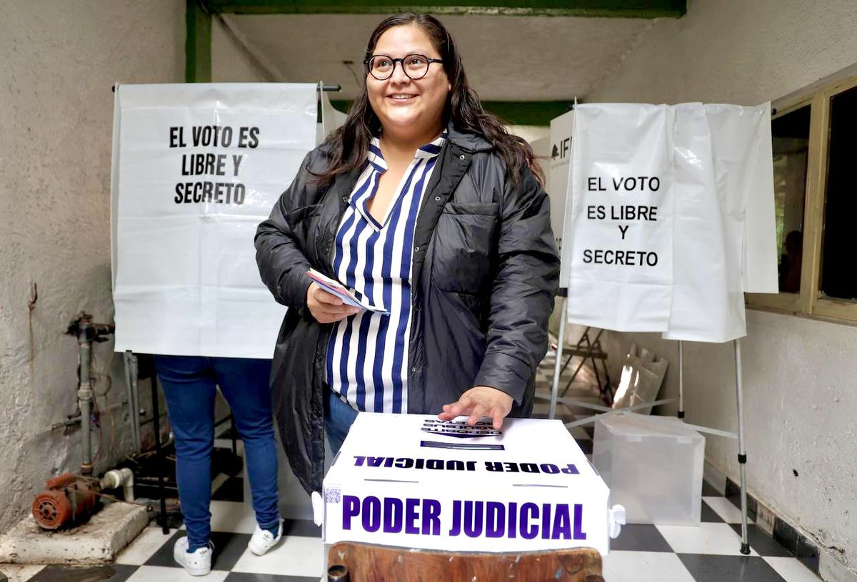Ejercí mi derecho y asistí a las urnas para elegir Ministras, Magistradas y Jueces del #PoderJudicial. 

La decisión de quien integra este poder ahora está en el pueblo y no en las cúpulas políticas o judiciales.

Hace algunos años se elegían Ministros de la corte en el