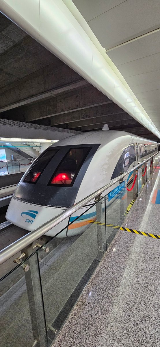 Ce voyage, c'est aussi l'occasion de prendre des trains atypiques et unique au monde.
Voici le Maglev de Shanghai 🇨🇳, permettant de rejoindre rapidement l'aéroport de Pudong au centre ville.
#Train
#Chine