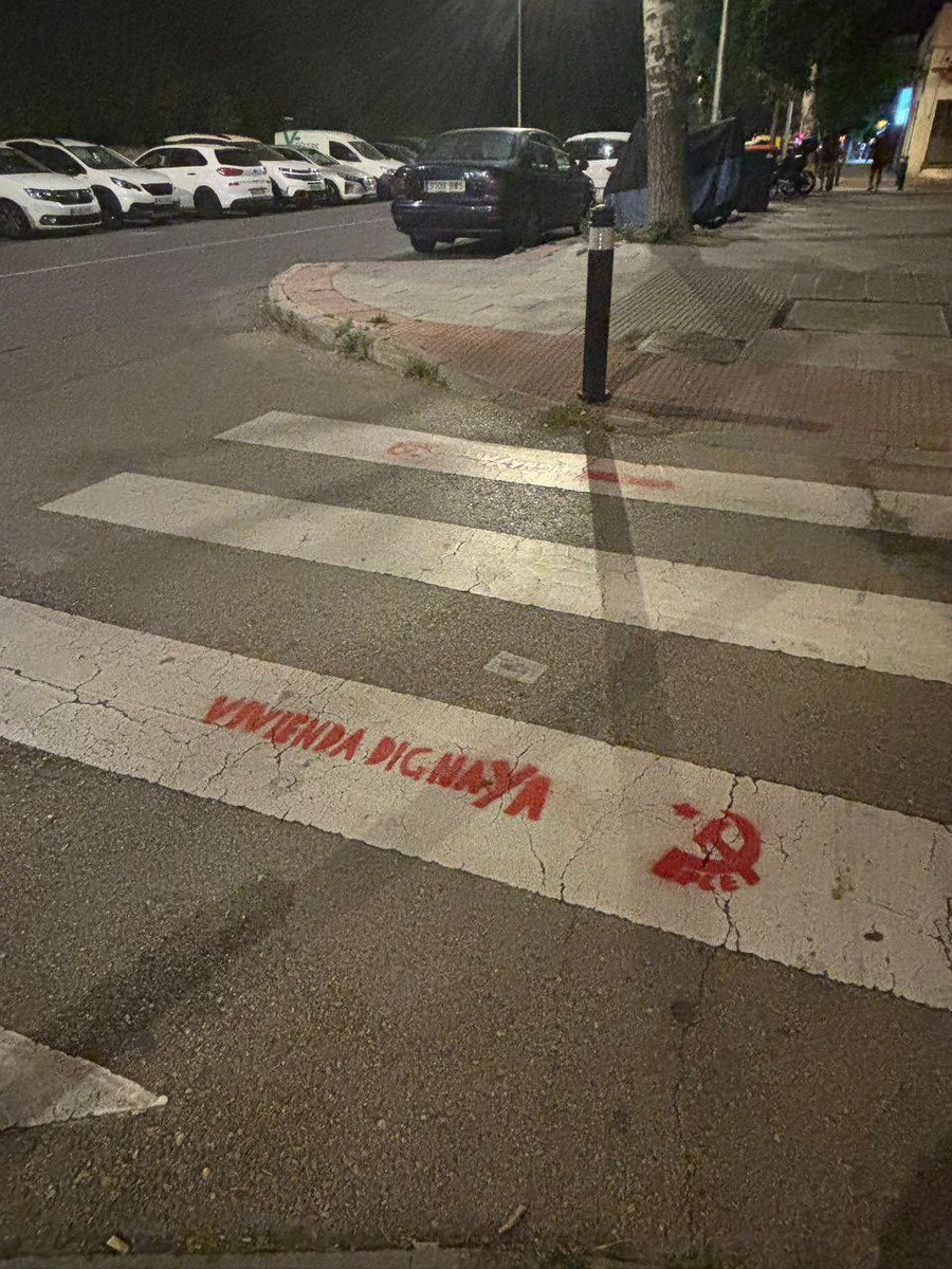 elpcm's tweet photo. Estamos hartas de que en Madrid el acceso a una vivienda digna sea un lujo que la clase obrera no puede permitirse 🙅🏻‍♀️

🏠 Las inmobiliarias son parásitos que únicamente encarecen los precios 💸 y junto a los grandes tenedores imposibilitan una vida en condiciones.
#ViviendaDigna https://t.co/yTuoEp6feY