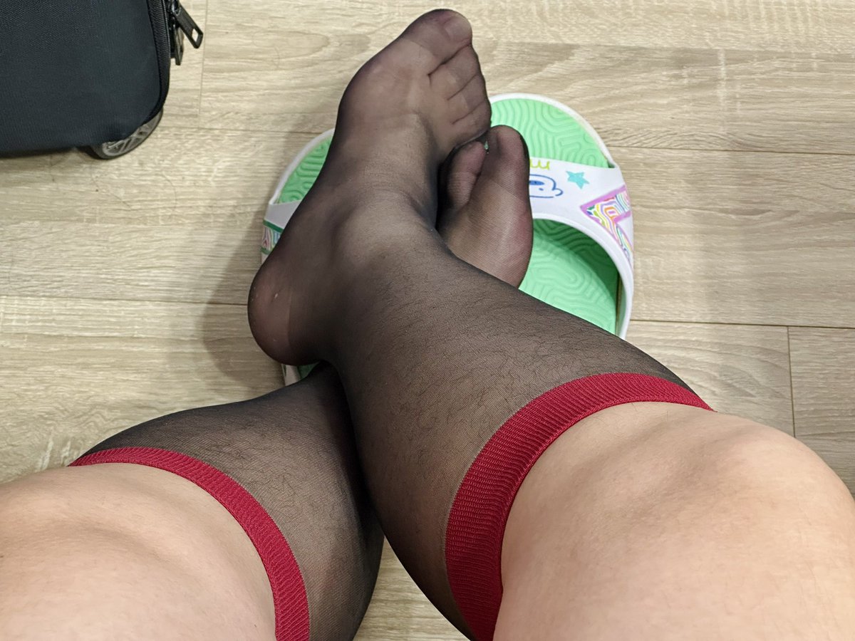 FlorenceVa1046's tweet photo. 叫得骚是因为在意淫自己又做1又做0 但实际上仍然是纯1 亘古不变
现实中的你现在该回答爸爸，喜不喜欢爸爸的丝袜腿？ https://t.co/aH3hkxBfZ3