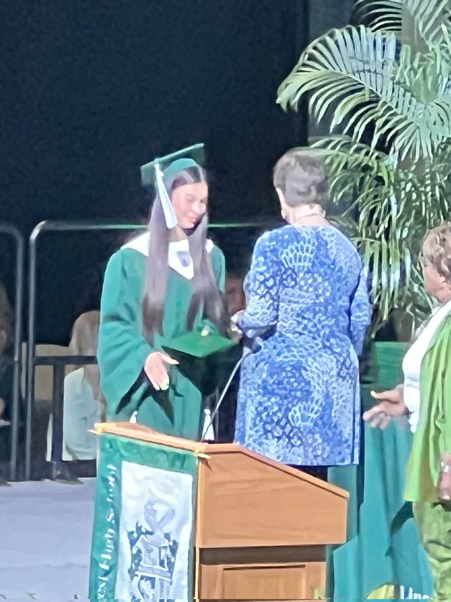 net_oelling's tweet image. Congratulations Nonic @iamnonicoelling !! These four years flew right by us.  You have accomplished so much and we are so proud of every single one of those accomplishments. We are so excited for your next chapter in life. Can't wait to see all the amazing things you do. Go be…