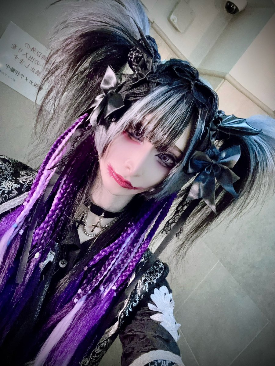 6/1 新宿Motion
ありがとうございました♪
今日はちょっといつもと違うメイク💄
軽いギターでめっちゃ動けたゾ