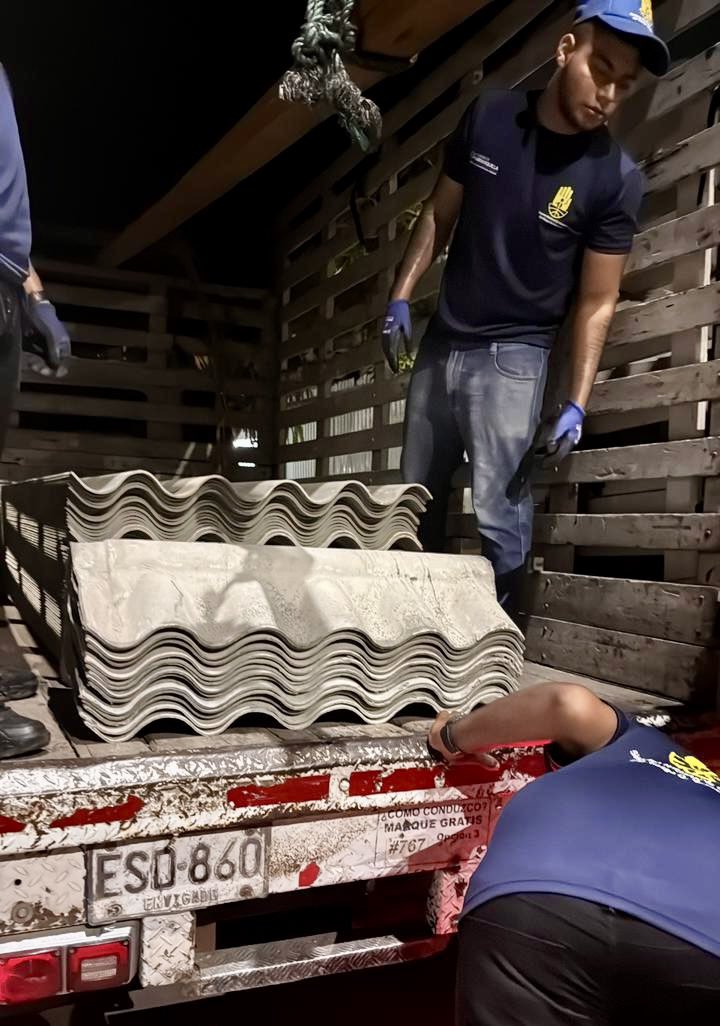 alcaldiabquilla's tweet photo. ¡Estamos contigo! Ante afectaciones reportadas por las fuertes lluvias y vientos, activamos nuestra reacción inmediata en las distintas localidades de la ciudad.

Avanzamos con la entrega de ayudas a las viviendas afectadas y seguimos trabajando por el bienestar de las familias. https://t.co/nhxkm5s6jm