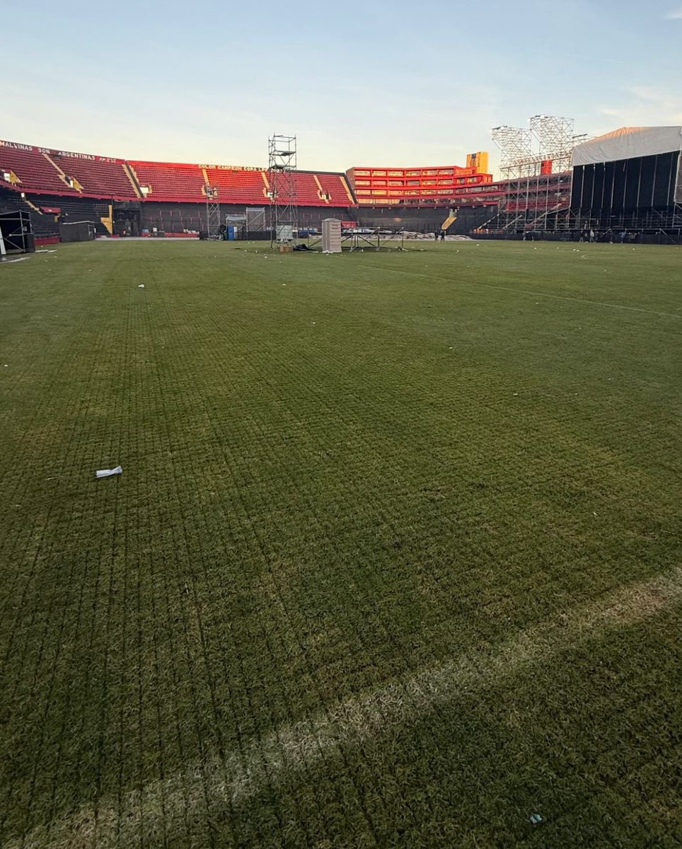 Empiezan a desarmar el escenario y ya sacaron todo lo que cubría el campo de juego. Así quedó, Colón vuelve a jugar de local recién en 1 mes.